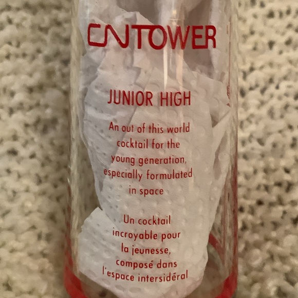 4 vintage CN Tower collector glasses, 6.5 inches high. - Picture 6 of 9